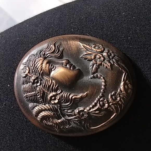 Crowning Touch Collection Brass Cameo - Picture 1 of 6